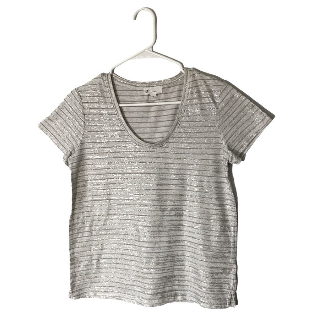 Medium Gap gray t-shirt.